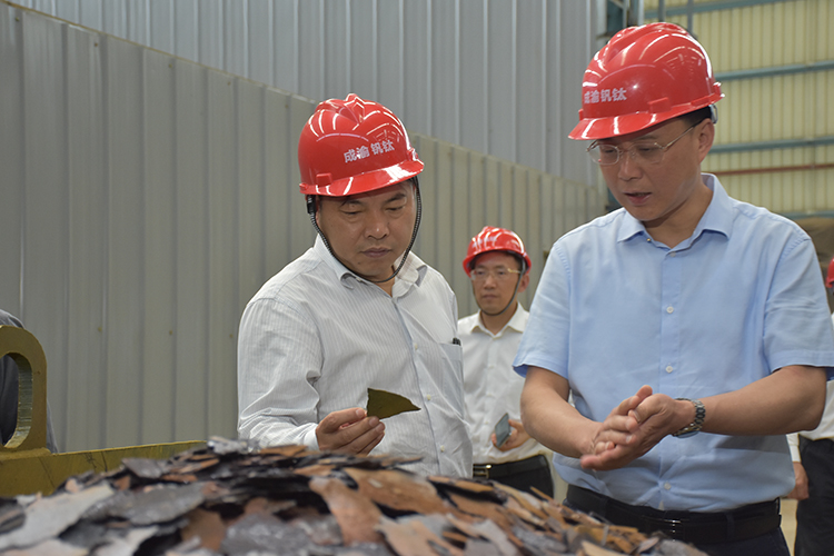 市委副書記余先河到川威調(diào)研釩深加工項(xiàng)目(圖2)