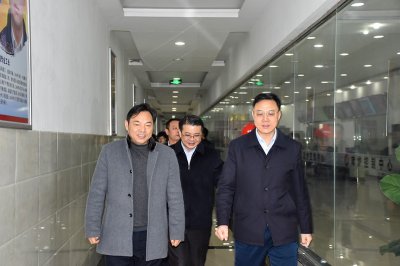 內(nèi)江市委副書記余先河一行到川威集團慰問技能大師