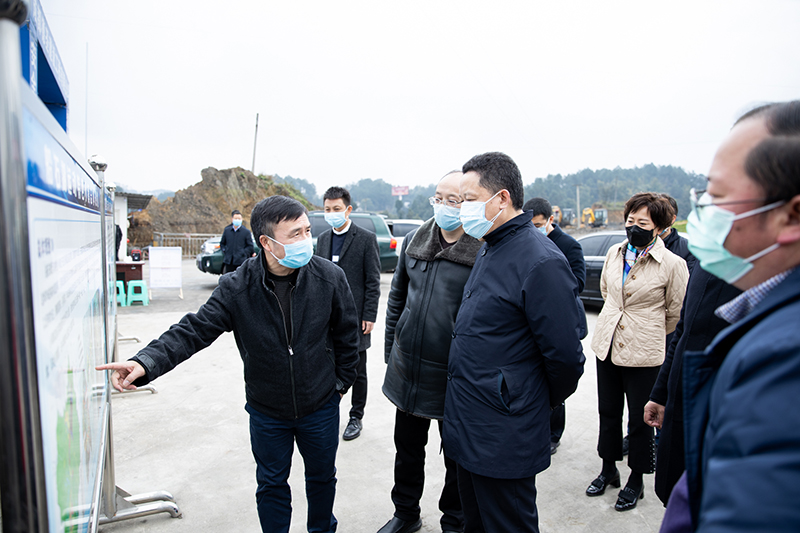 副省長楊興平調(diào)研川威集團(tuán)連界足球競訓(xùn)基地并指導(dǎo)防疫工作(圖2)