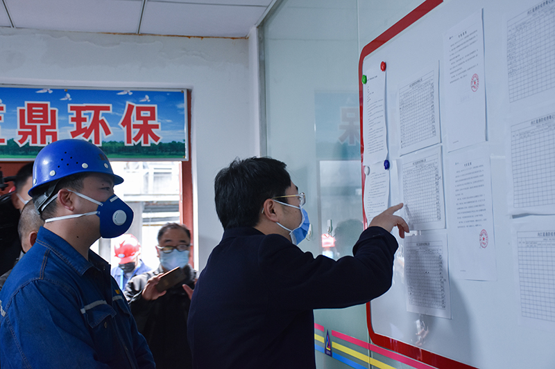 威遠(yuǎn)縣委書記于進(jìn)川赴釩鈦科技調(diào)研脫硫環(huán)保系統(tǒng)運(yùn)行及疫情防控工作(圖3)