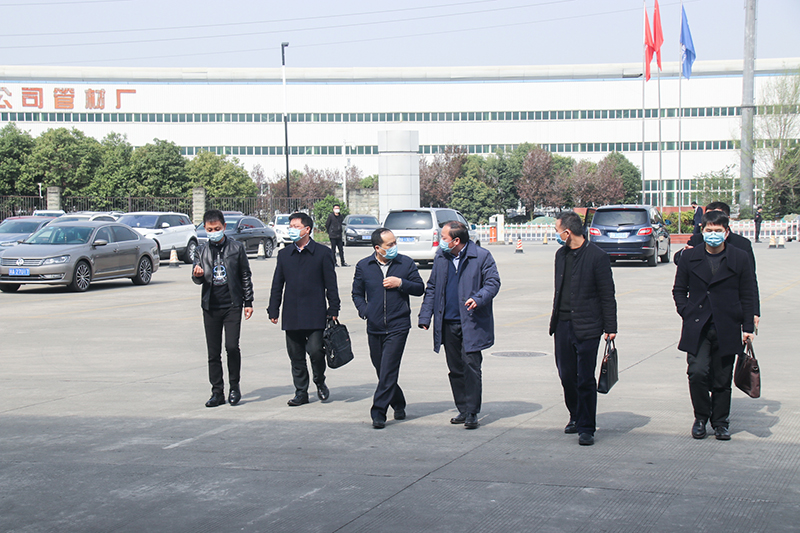 省經(jīng)信廳冶金建材處處長覃有軍蒞臨川威集團成都龍泉生產(chǎn)制造基地考察調研(圖1)