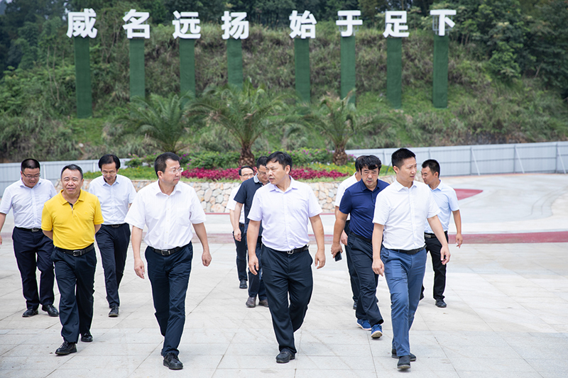 四川省旅游投資集團(tuán)領(lǐng)導(dǎo)蒞臨川威集團(tuán)考察國(guó)家南方·連界足球競(jìng)訓(xùn)基地(圖1)