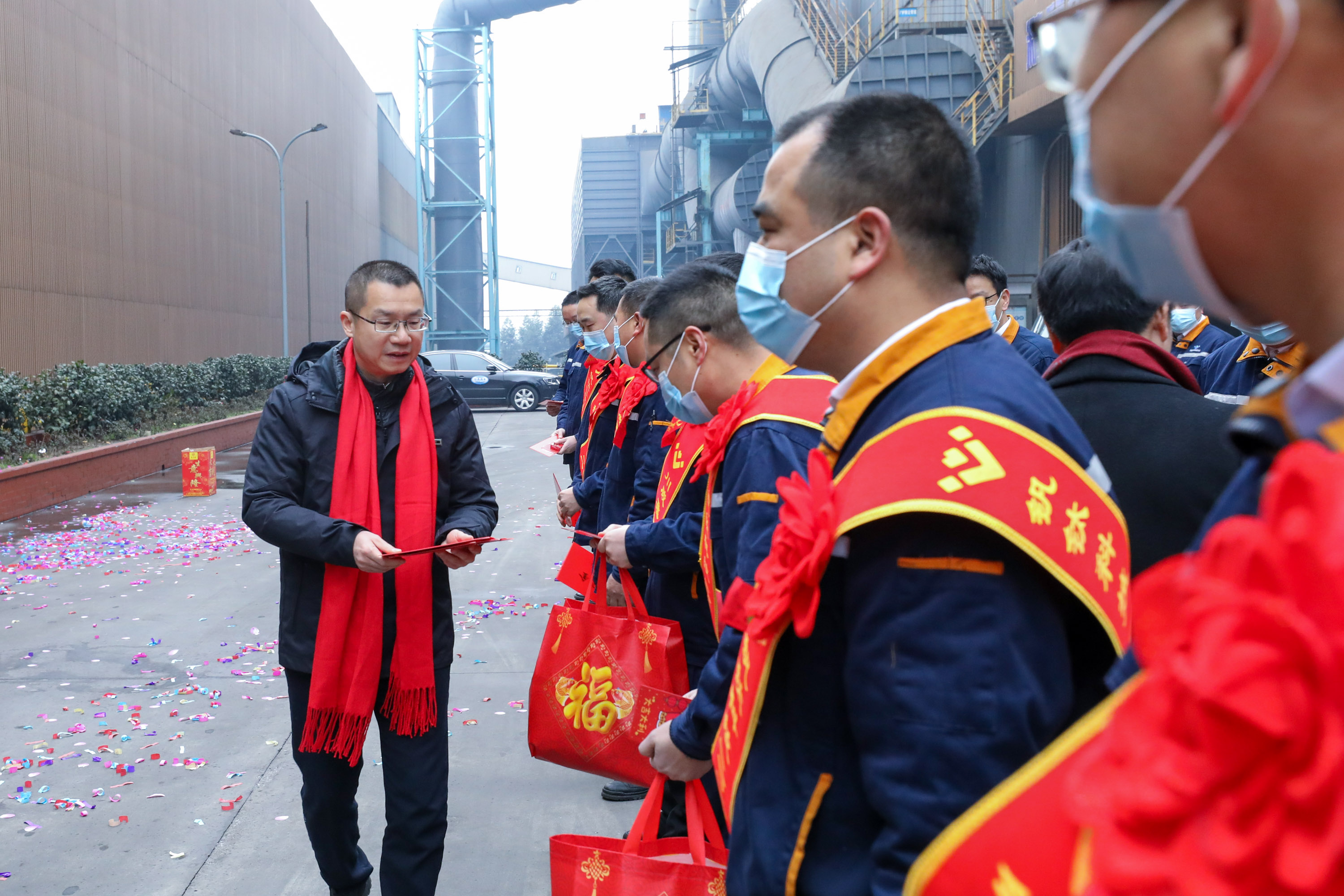威遠縣委書記蘭徐春節(jié)到連界基地慰問(圖1)