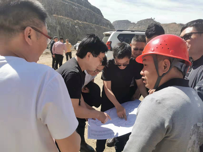 四川省自然資源投資集團(tuán)總工程師李仕榮一行蒞臨礦業(yè)總公司白草礦區(qū)參觀考察(圖2)