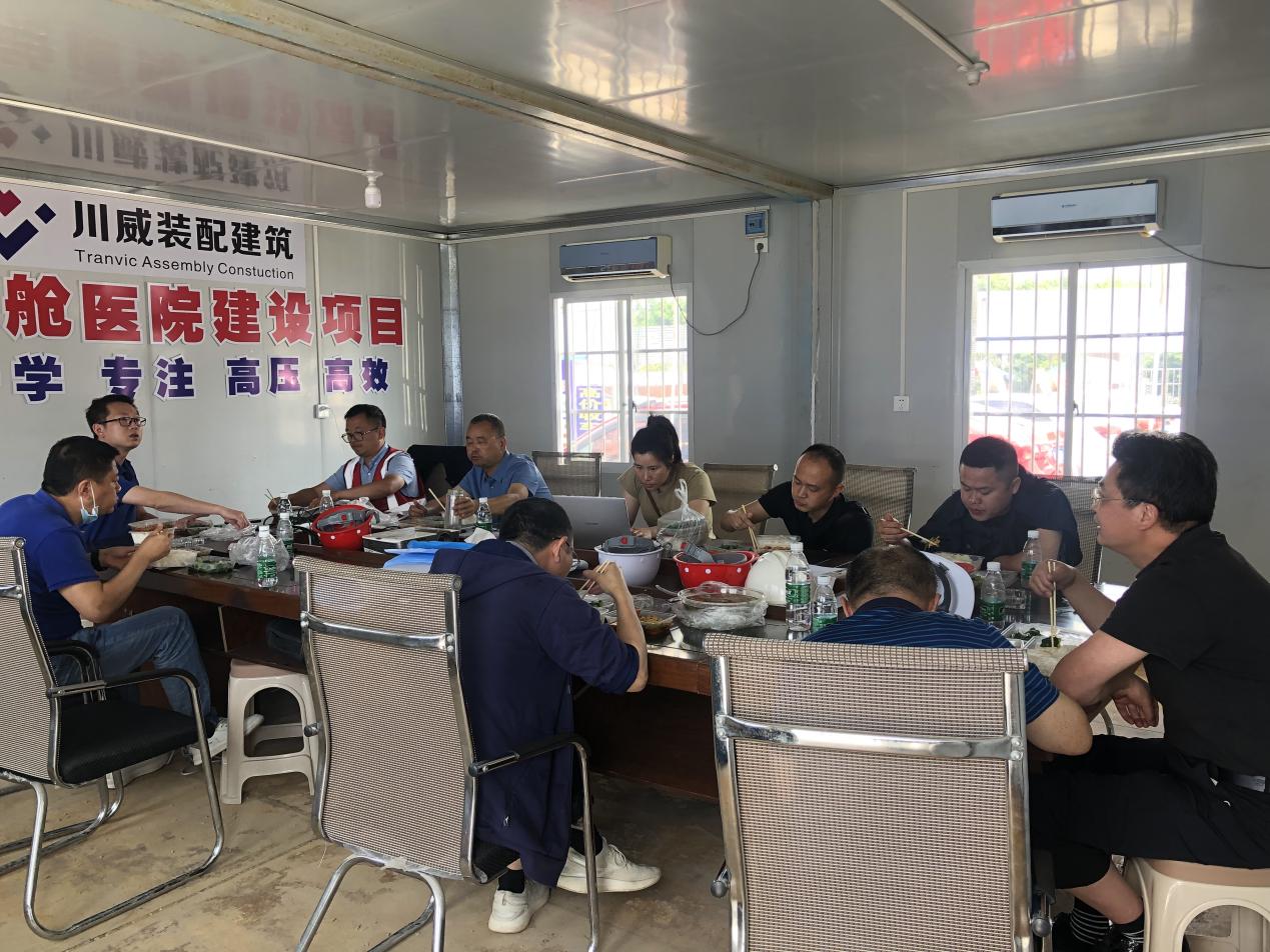 內(nèi)江市委常委蔣學(xué)東到集團(tuán)承建的隆昌方艙醫(yī)院項目  調(diào)研檢查工作(圖5)