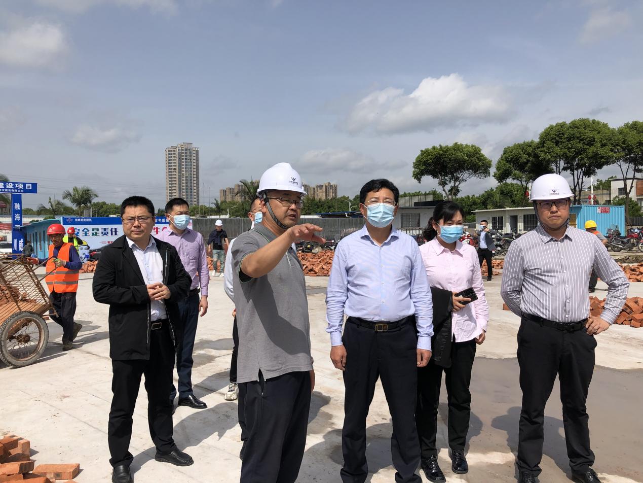 內(nèi)江市委常委蔣學(xué)東到集團(tuán)承建的隆昌方艙醫(yī)院項目  調(diào)研檢查工作