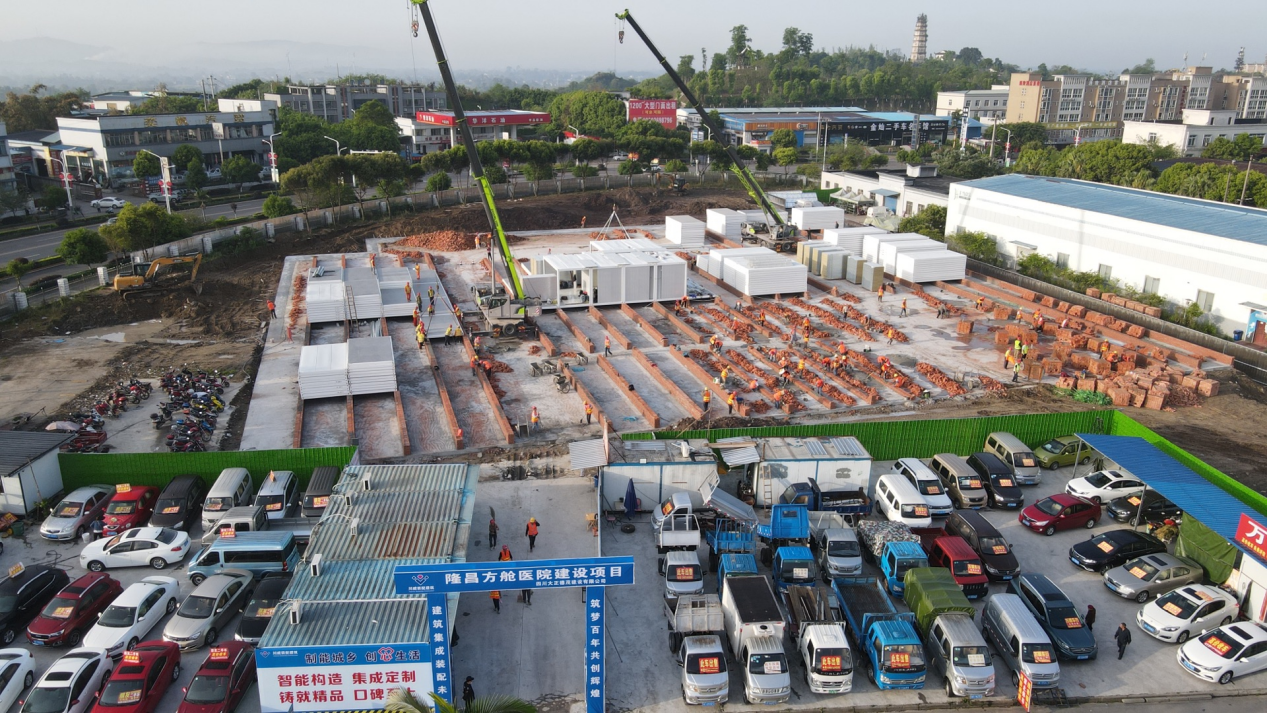 內(nèi)江市委常委蔣學(xué)東到集團(tuán)承建的隆昌方艙醫(yī)院項目  調(diào)研檢查工作(圖3)