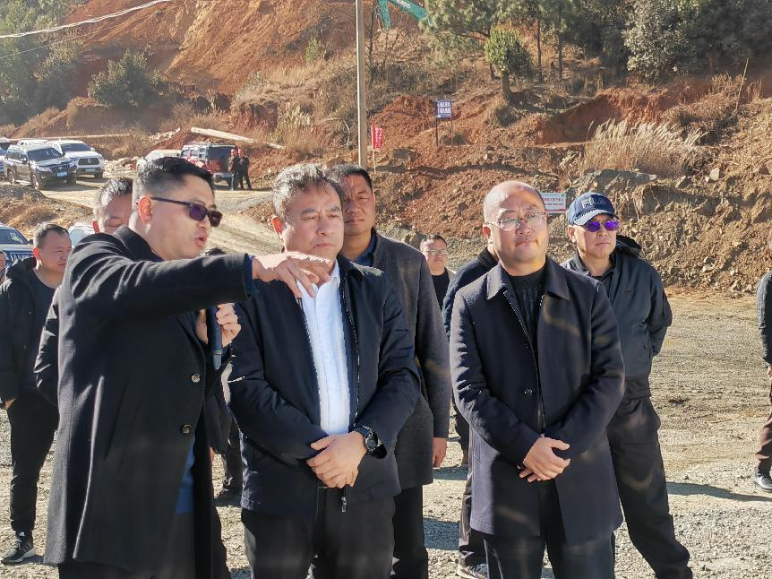 涼山州州委常委、州政府常務副州長向貴瑜到礦業(yè)總公司白草礦區(qū)調(diào)研
