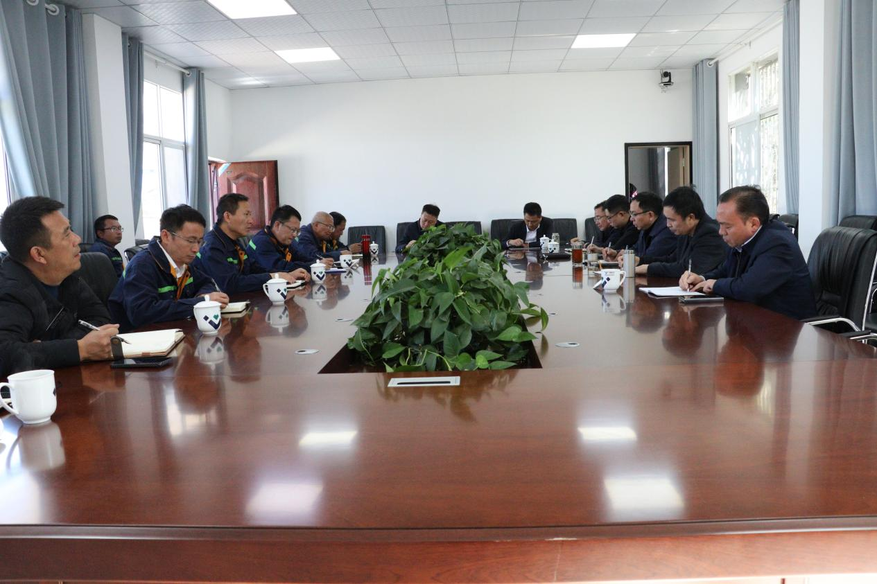 集團(tuán)公司董事長(zhǎng)王勁蒞臨礦業(yè)總公司會(huì)理片區(qū)視察工作(圖3) 集團(tuán)公司董事長(zhǎng)王勁蒞臨礦業(yè)總公司會(huì)理片區(qū)視察工作(圖3)
