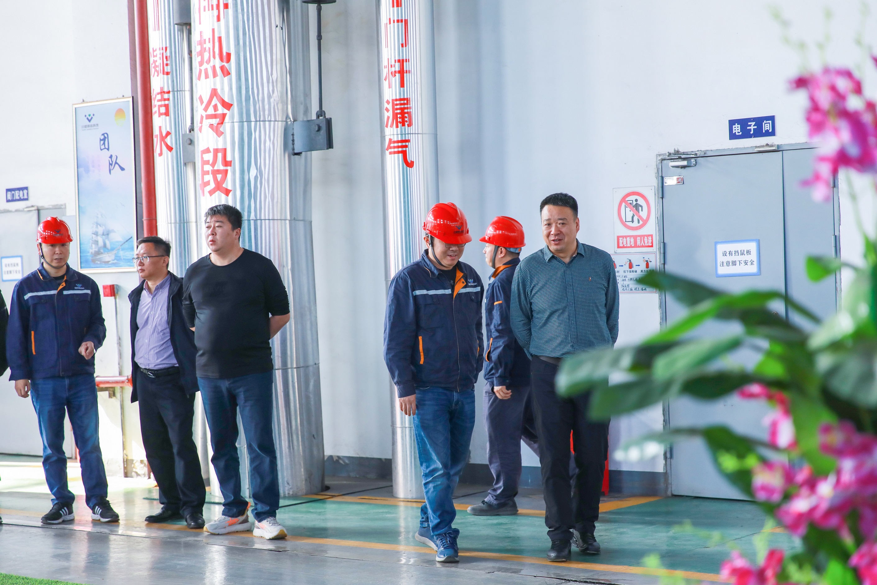 中石化綠源地?zé)崮荛_(kāi)發(fā)有限公司副總經(jīng)理陳蒙輝一行到川威調(diào)研交流(圖3)