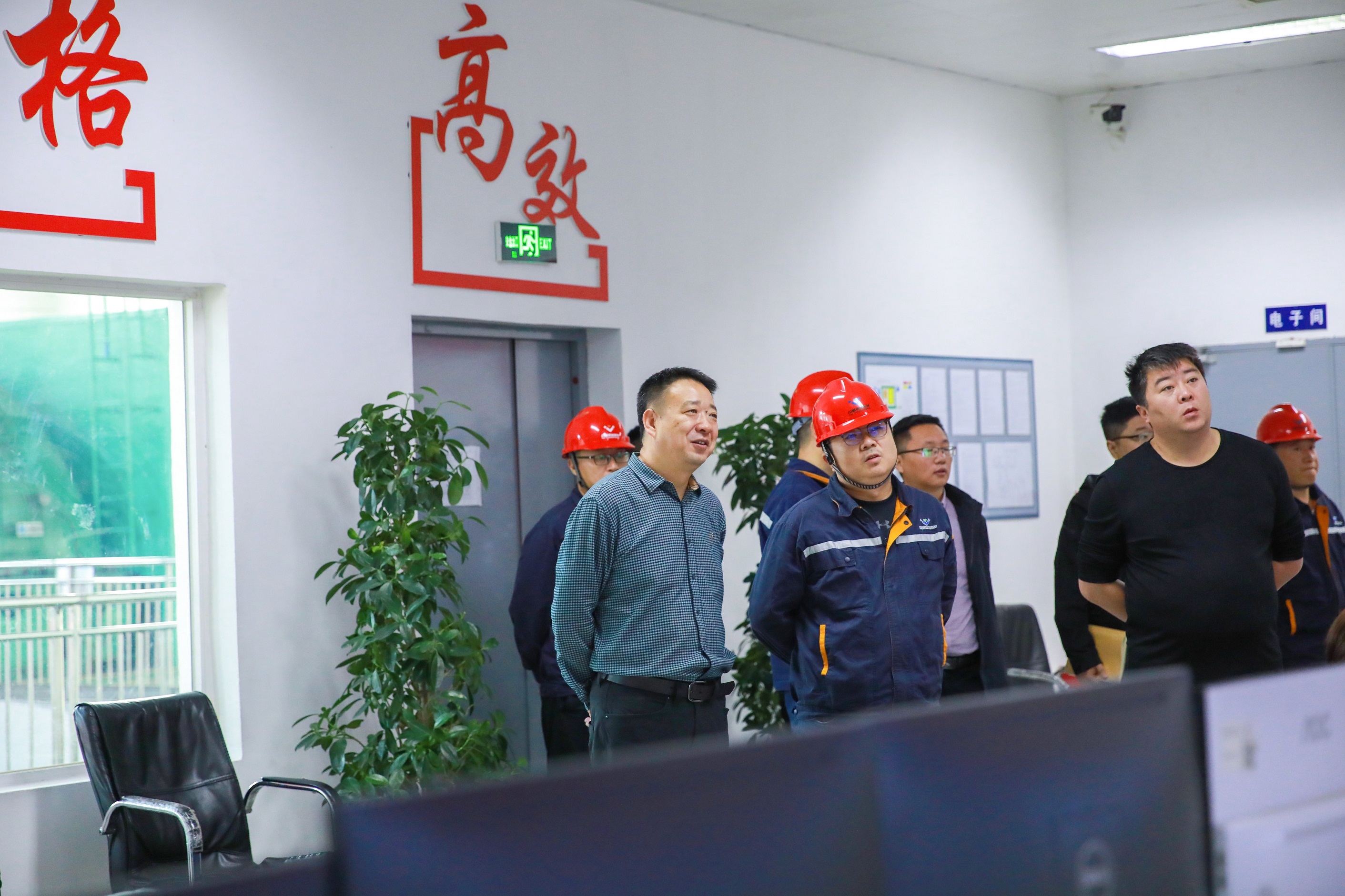 中石化綠源地?zé)崮荛_(kāi)發(fā)有限公司副總經(jīng)理陳蒙輝一行到川威調(diào)研交流(圖4)
