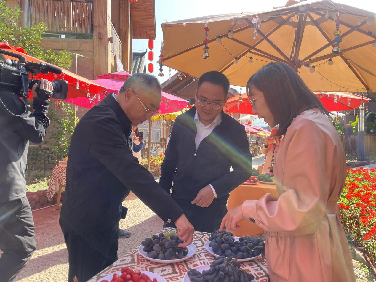 全省文化旅游融合示范項(xiàng)目工作總結(jié)交流會(huì)代表團(tuán)考察學(xué)習(xí)大石板項(xiàng)目(圖8) 全省文化旅游融合示范項(xiàng)目工作總結(jié)交流會(huì)代表團(tuán)考察學(xué)習(xí)大石板項(xiàng)目(圖8)
