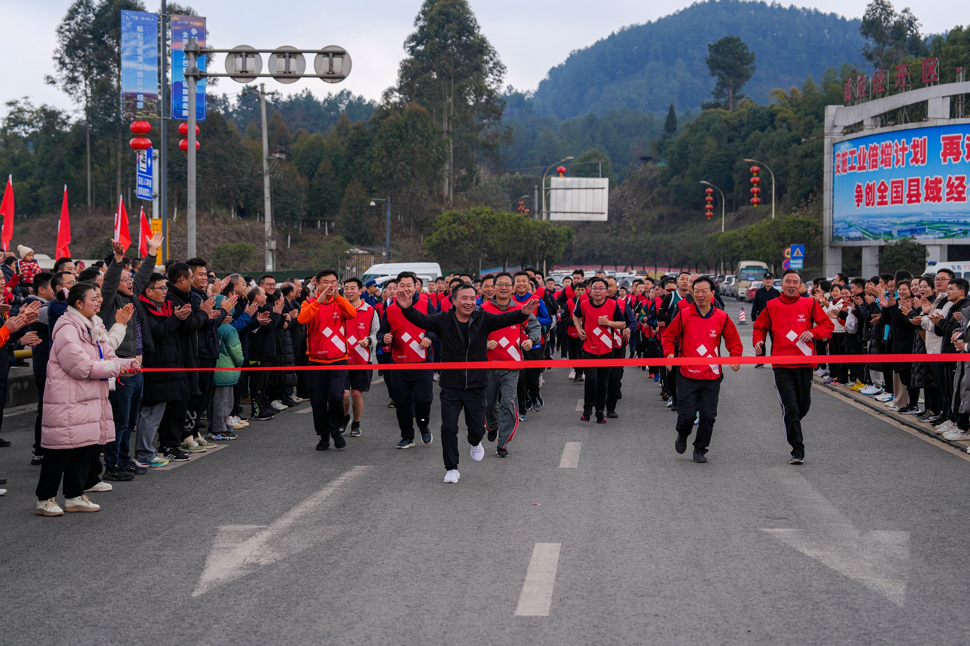 創(chuàng)造奇跡 追求卓越——川威集團隆重舉行2024年新春越野跑(圖14) 創(chuàng)造奇跡 追求卓越——川威集團隆重舉行2024年新春越野跑(圖14)
