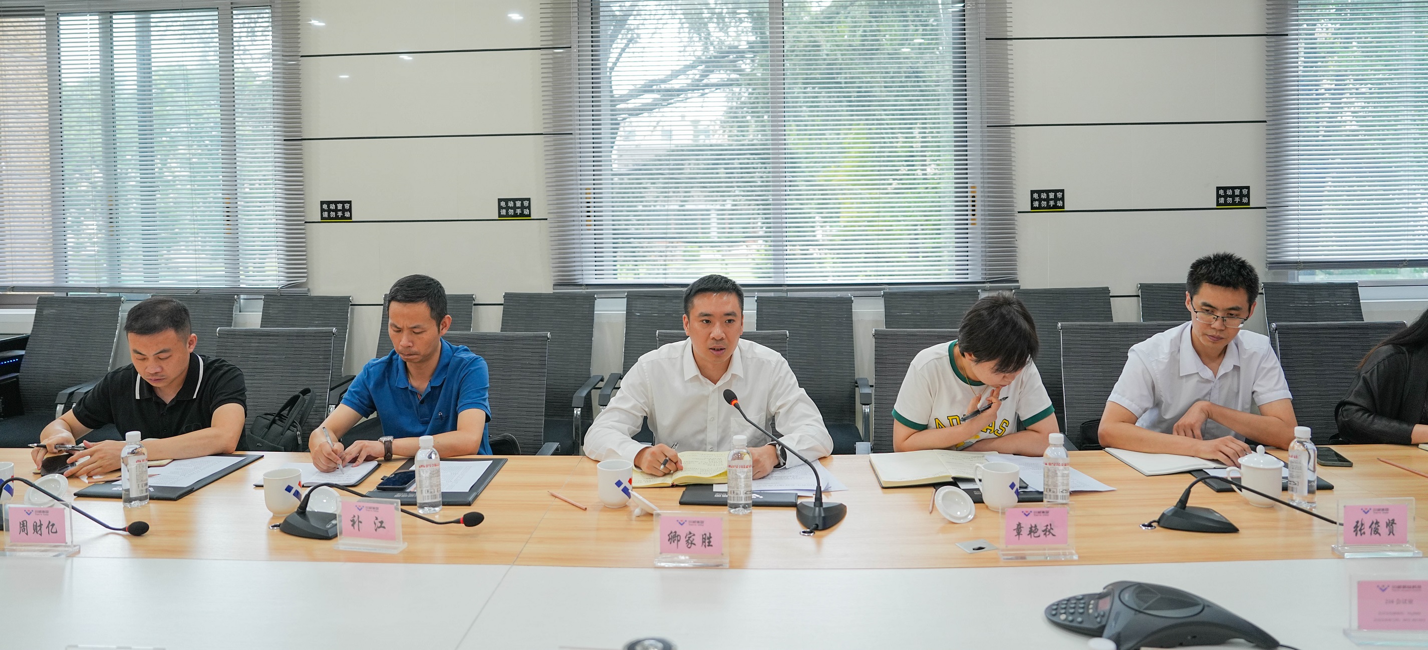 省經(jīng)信廳材料工業(yè)處處長卿家勝一行調(diào)研川威(圖4) 省經(jīng)信廳材料工業(yè)處處長卿家勝一行調(diào)研川威(圖4)