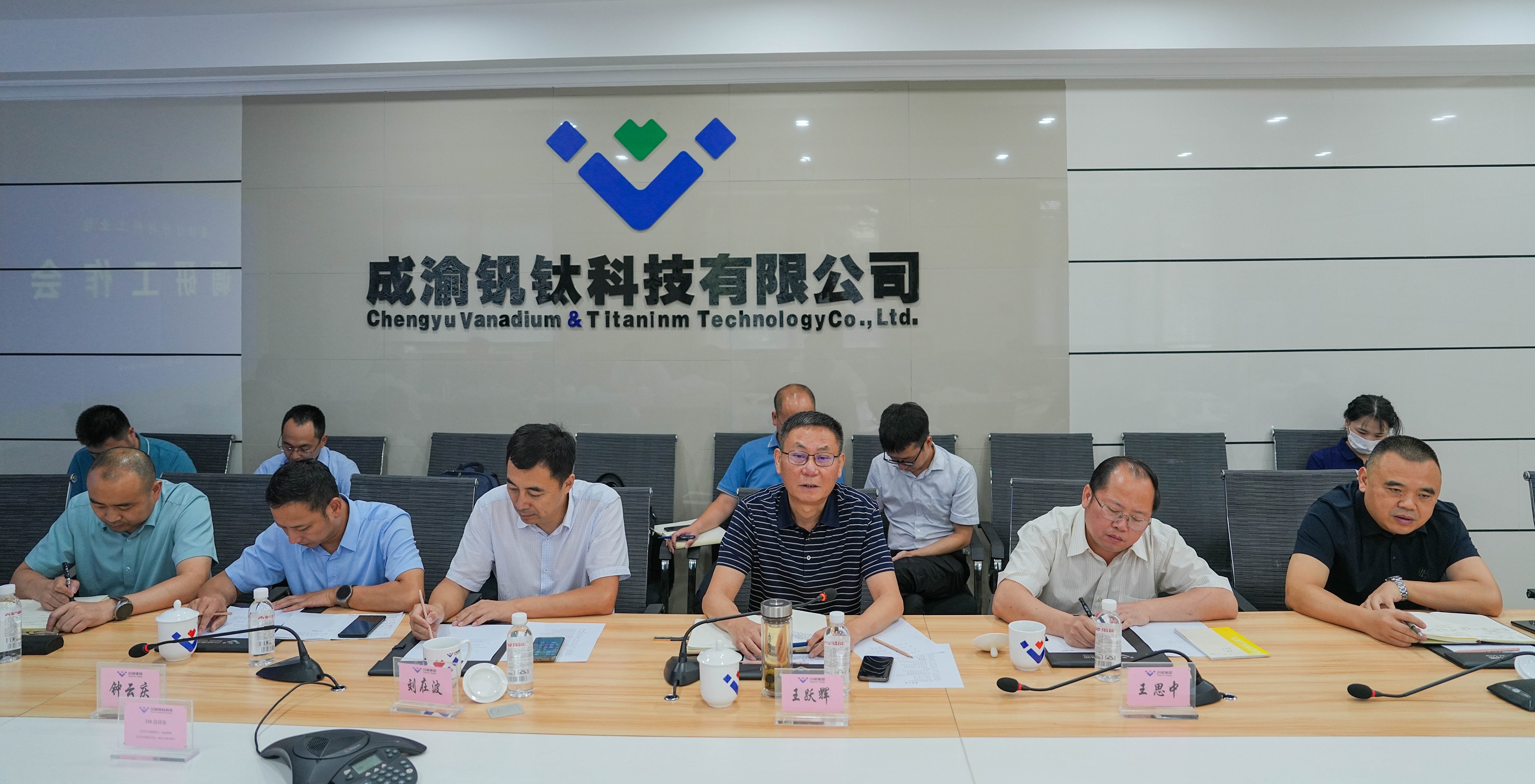 省經(jīng)信廳材料工業(yè)處處長卿家勝一行調(diào)研川威(圖3) 省經(jīng)信廳材料工業(yè)處處長卿家勝一行調(diào)研川威(圖3)
