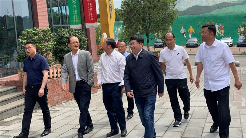 中國建筑金屬結(jié)構(gòu)協(xié)會會長郝際平一行考察川威裝配式建筑(圖1)