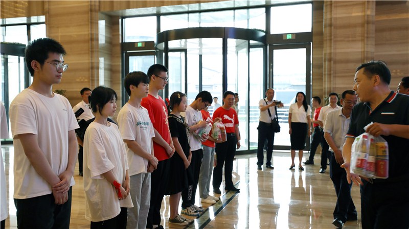 助力高考暖人心 深情慰問(wèn)送關(guān)懷——集團(tuán)公司慰問(wèn)競(jìng)力學(xué)校高考考生(圖3)