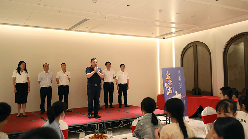 助力高考暖人心 深情慰問(wèn)送關(guān)懷——集團(tuán)公司慰問(wèn)競(jìng)力學(xué)校高考考生(圖5)