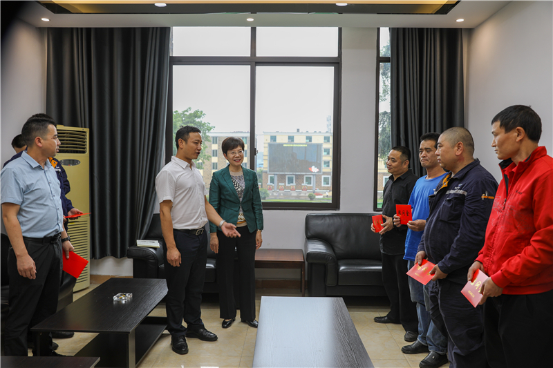 內(nèi)江市總工會(huì)到川威開展“工會(huì)進(jìn)萬家”調(diào)研走訪慰問(圖2)