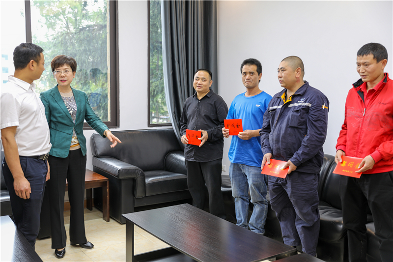 內(nèi)江市總工會(huì)到川威開展“工會(huì)進(jìn)萬家”調(diào)研走訪慰問(圖3)