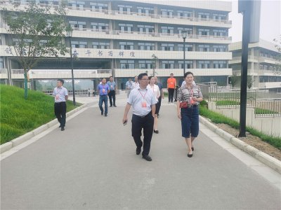 威遠(yuǎn)縣教育體育局李佳棲書記帶隊巡視競力學(xué)校中考工作