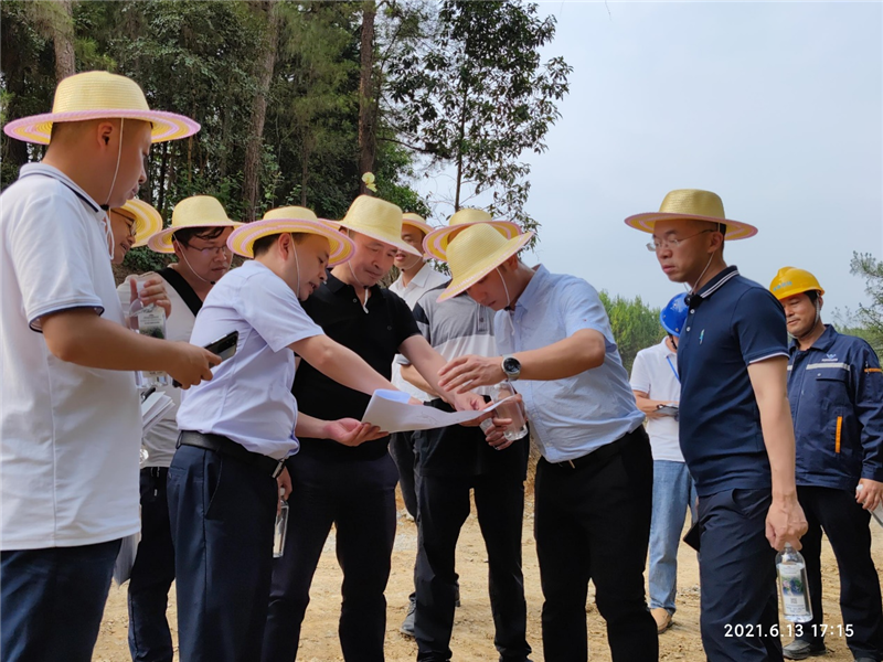 集團(tuán)公司王勁董事長視察穹窿植物園建設(shè)現(xiàn)場(圖1)